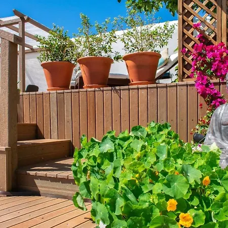 Stunning Duplex With Sunny Garden بيت للعطل